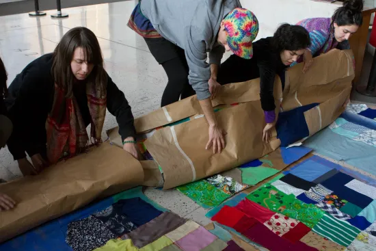 grupo de participantes de la confección del gran tapiz en homenaje de la UNCTAD III