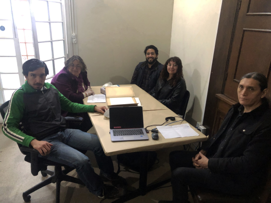 Pasantes y equipo profesional del Archivo Regional de Coquimbo revisando documentos. 