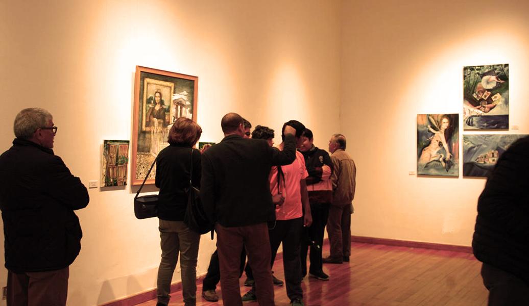 Público visitando la exposición &quot;Simbiosis Urbanas&quot;.