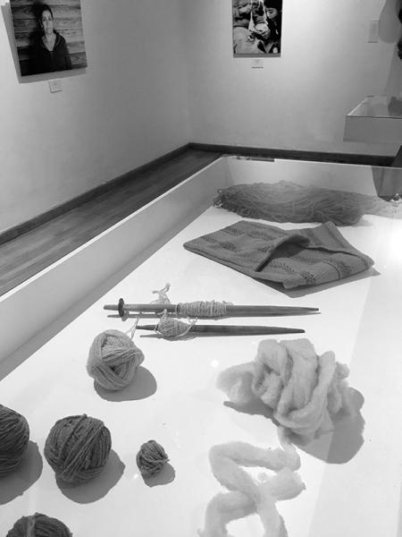 Vitrina de la exposición &quot;Urdiendo la Historia&quot;