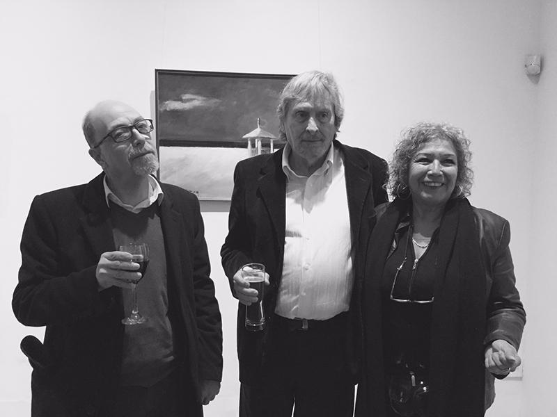 Cristian Castro Willmen junto a amigos en su exposición