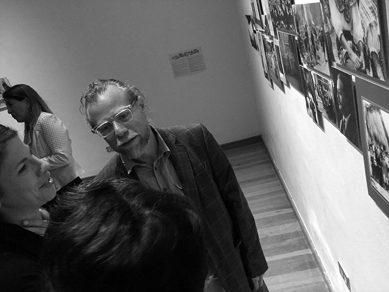 Mauricio Toro Goya comentando la exposición &quot;Gabriela Mistral Imagen de Vida&quot; en La Serena.