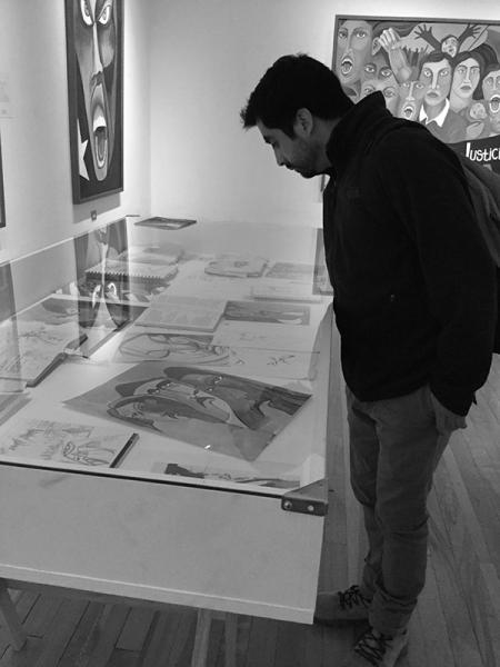 Apreciando la obra de Jorge Martínez en el Museo Histórico Gabriel González Videla.