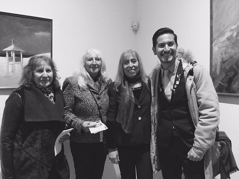 Concejal Félix Velasco junto Julia Osorio en la exposición de Cristian Castro Willmen