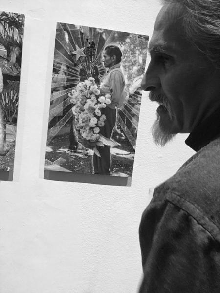 Jorge Castillo &quot;el diablo&quot; apreciando las obras de la exposición &quot;Gabriela Mistral Imagen de Vida&quot;.