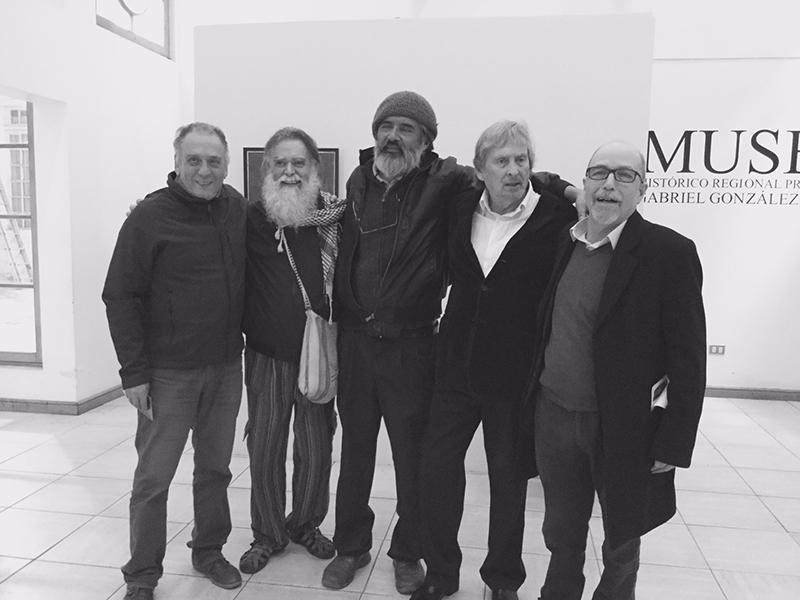 Cristian Castro Willmen junto a amigos en su exposición