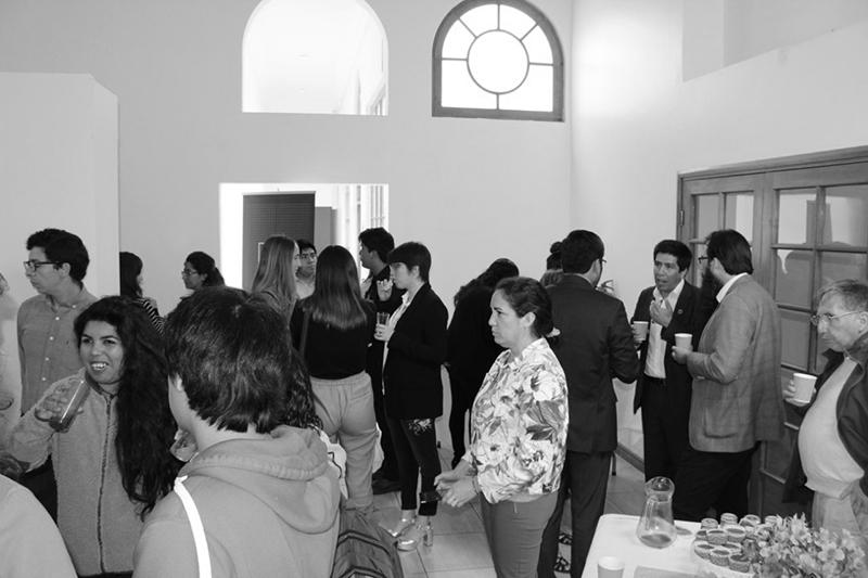 Asistentes comparten un café en la inauguración de la exposición del Plan Serena