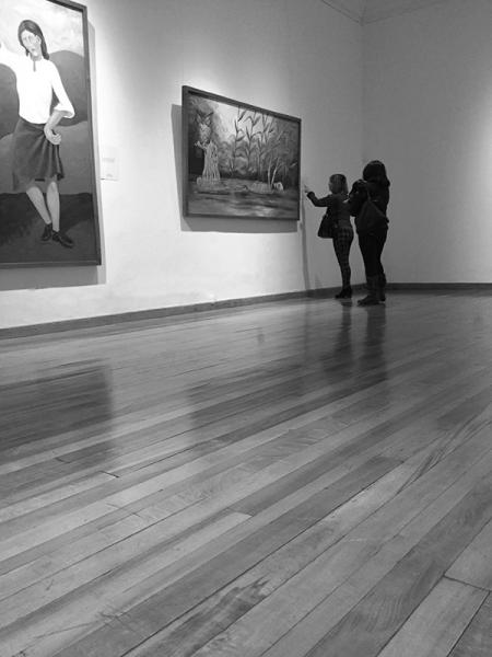 Apreciando la exposición &quot;Bandada de Girasoles&quot; en La Serena.