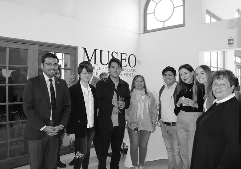 Arquitectos y estudiantes en la inauguración de la exposición del Plan Serena