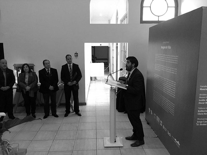 Javier Varas Campos, Seremi de Cultura, inaugurando la exposición &quot;Gabriela Mistral Imagen de Vida&quot;.