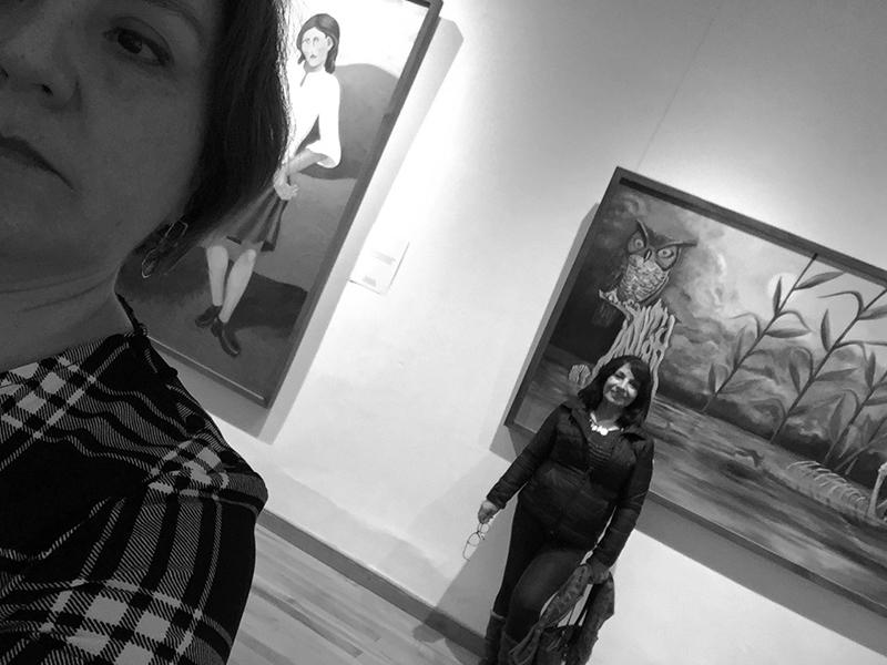 María Cecilia Moncada apreciando la exposición &quot;Bandada de Girasoles&quot;.