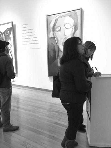 Público estampando su opinión en la exposición &quot;Bandada de Girasoles&quot;.