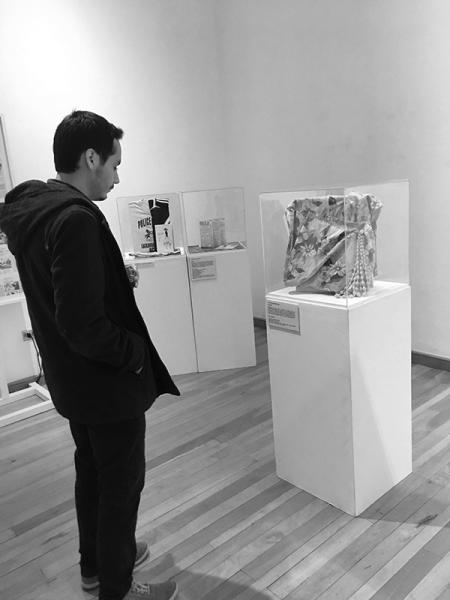 Contemplando la exposición &quot;Archivo Abierto Coartre&quot;