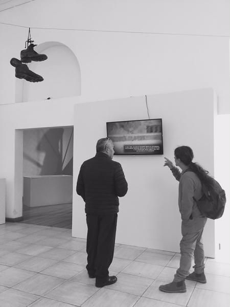 Revisando material audiovisual de la exposición "Archivo Abierto Coartre" Revisando material audiovisual de la exposición "Archivo Abierto Coartre"