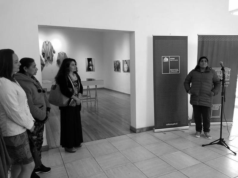 Tejedora discurseando en la exposición &quot;Urdiendo la Historia&quot;