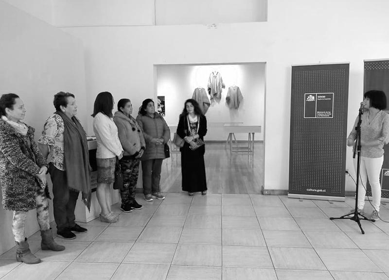 Gestora Cultural Tania Robledo inaugurando la exposición &quot;Urdiendo la Historia&quot;