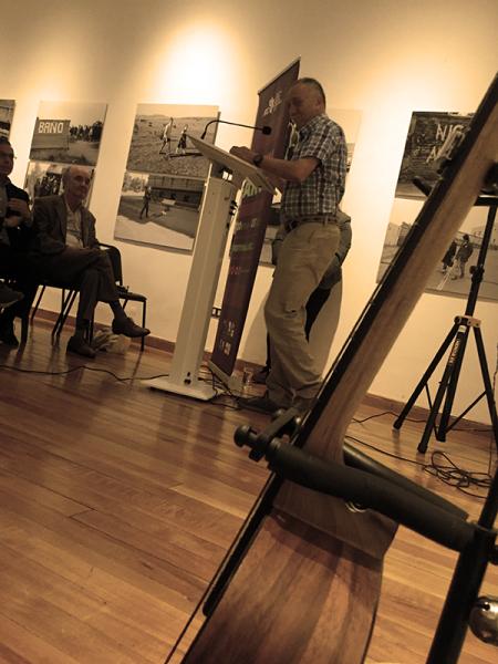Rodrigo Iribarren saludando a asistentes en encuentro literario en La Serena.
