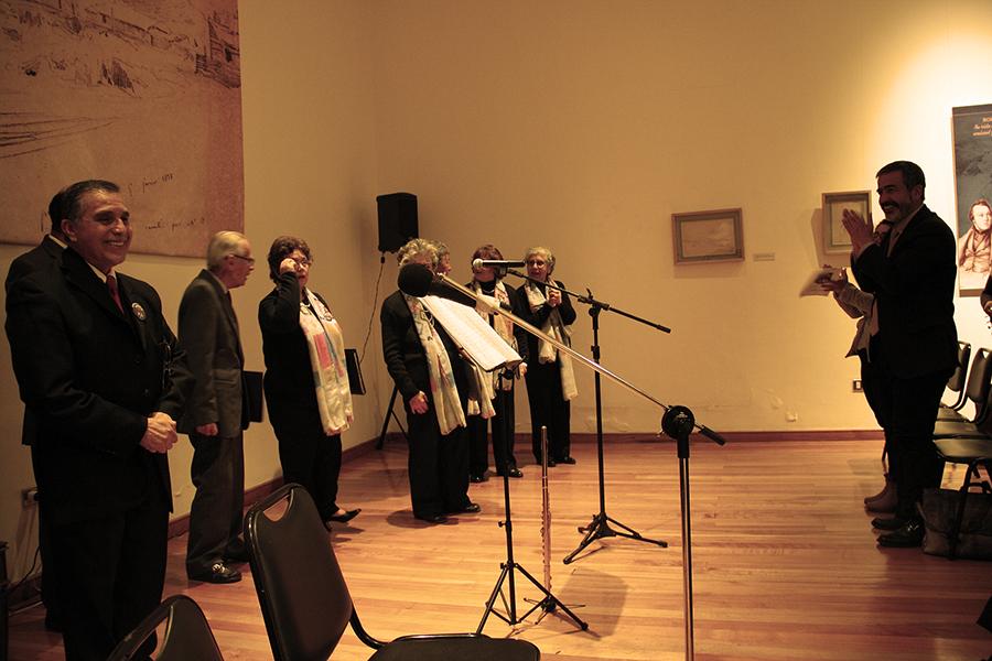 Coro María Elena Carmona de La Serena al término de una presentación.