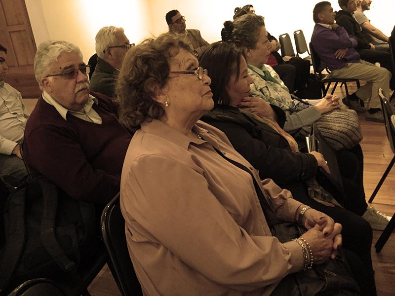 Público asistente a al presentación de &quot;Caleta Los Hornos. Imágenes, Memoria e Historia&quot;.