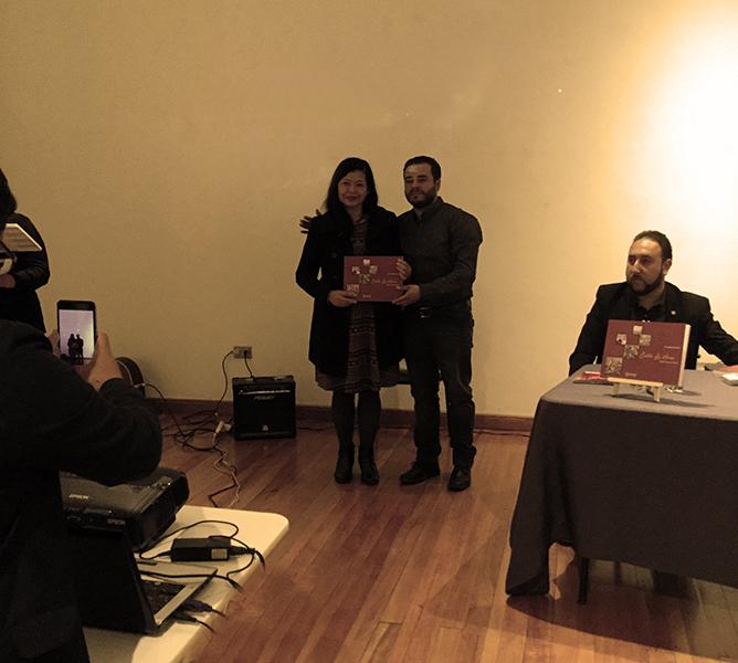 Alicia Mondaca recibe libro de José Aguilera