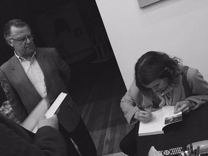 Ana Campos autografiando su libro &quot;Una Luz en la Sombra&quot;