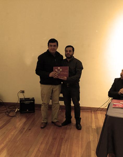 Yerko Galleguillos, alcalde de La Higuera recibe libro de José Aguilera.
