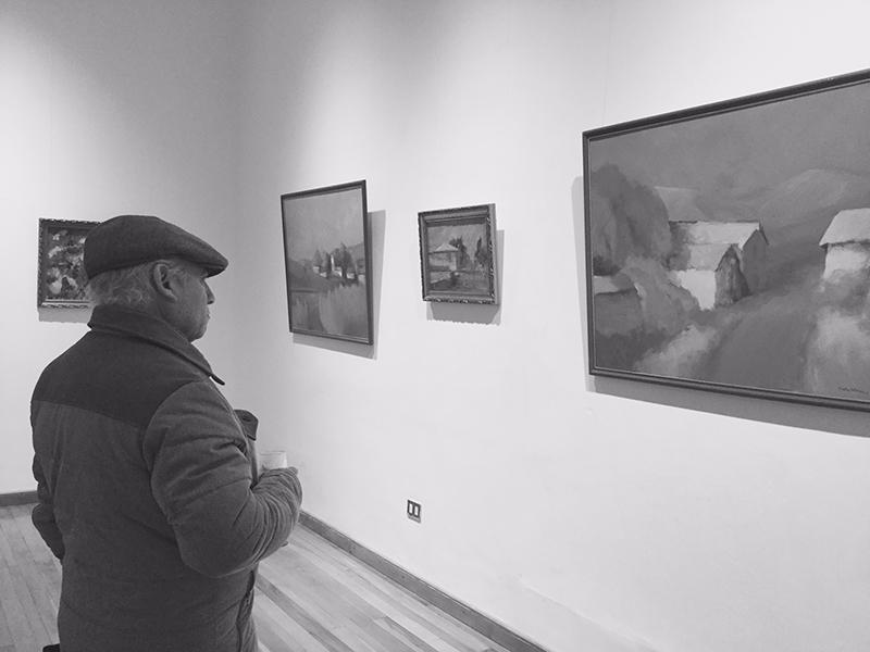 Luis Rivera apreciando la exposición de Cristian Castro Willmen