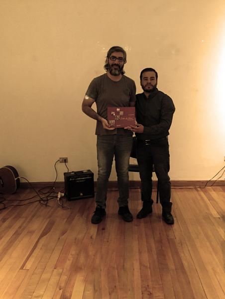 Rafael González, historiador recibe libro de José Aguilera.