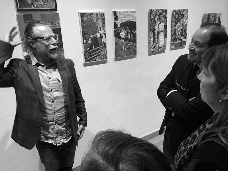 Mauricio Toro Goya comentando las obras de la exposición &quot;Gabriela Mistral Imagen de Vida&quot;.