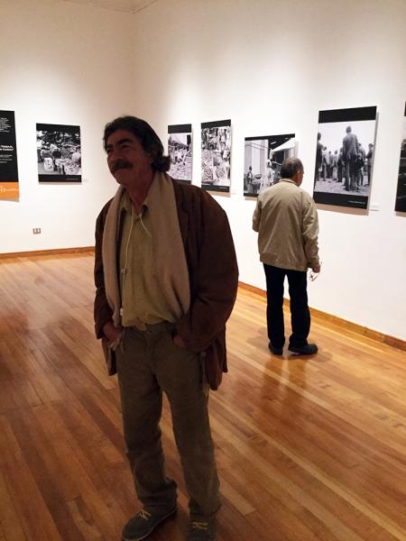 Público visitando la exposición “La Tierra Para el Que la Trabaja, fotografías de Armindo Cardoso”.