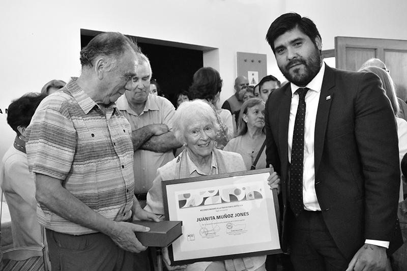 Juanita Muñoz recibe &quot;Reconocimiento a la Trayectoria Artística Regional&quot; de manos de las autoridades.