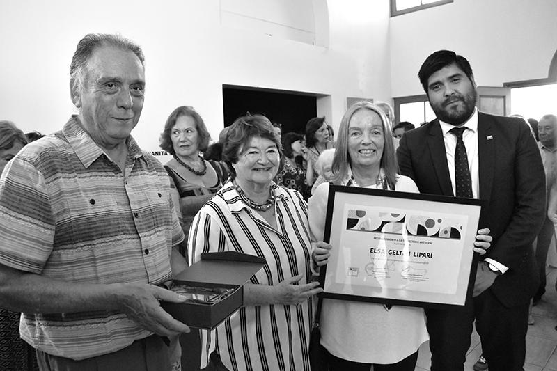 Elsa Gelten recibe &quot;Reconocimiento a la Trayectoria Artística Regional&quot; de manos de las autoridades.