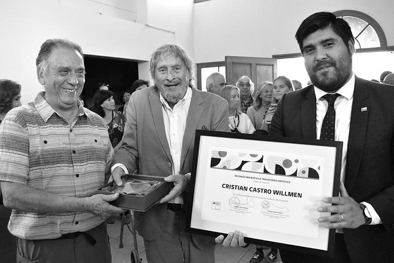 Cristan Castro recibe recibe &quot;Reconocimiento a la Trayectoria Artística Regional&quot; de manos de las autoridades.