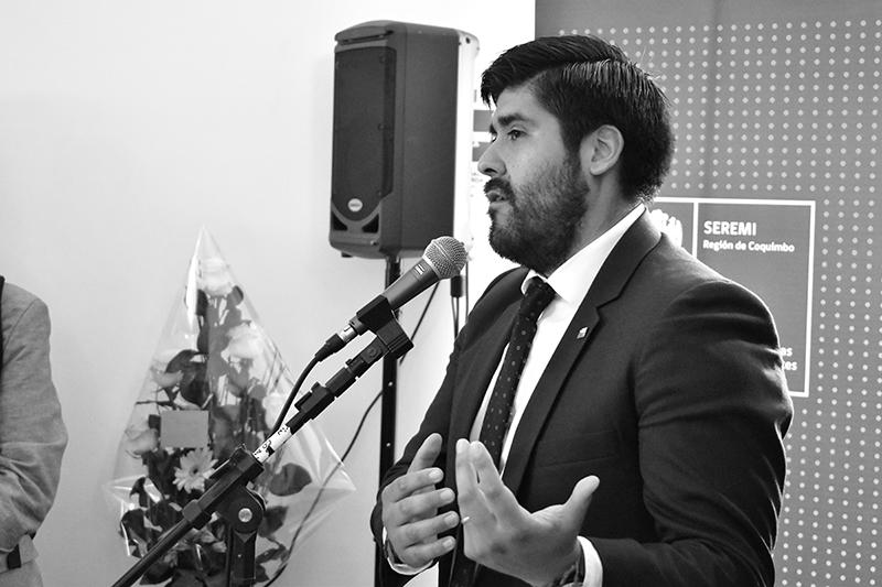 Francisco Varas Campos, Seremi de Cultura de Coquimbo, inaugurando la exposición &quot;Retospectiva Óleos&quot;