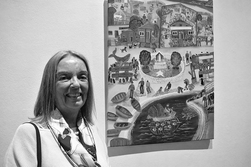 Artista Elsa Gelten inaugurando su exposición &quot;Retrospectiva Óleos&quot;.