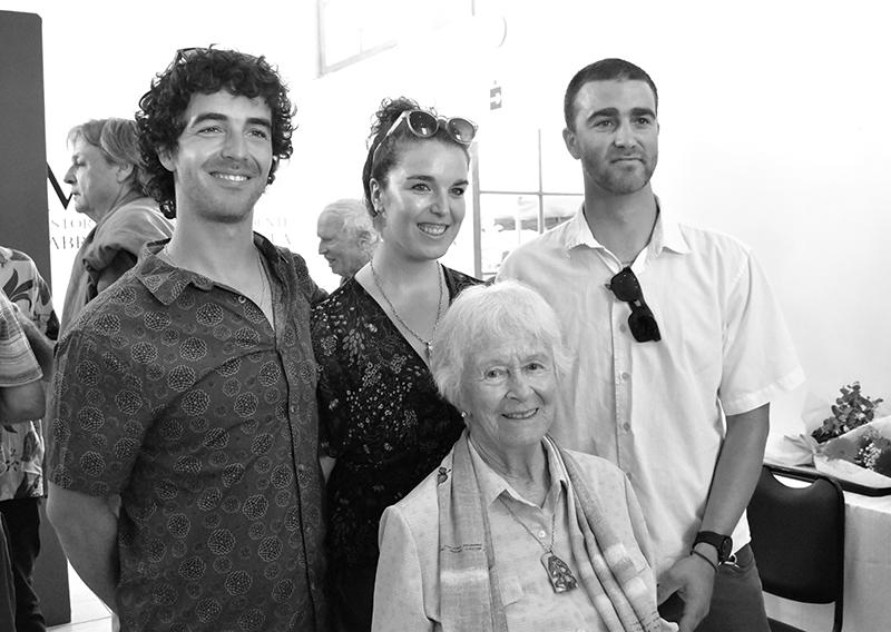 Artista Juanita Muñoz junto a sus nietos Ian, Amy y Jeremy Warner García en la inauguración de &quot;Retrospectiva Óleos&quot;.