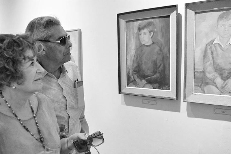 Asistentes apreciando las obras de la Visitantes de la exposición &quot;Retrospectiva Óleos&quot;.