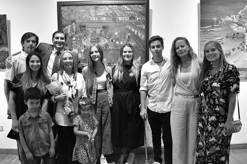 Artista Elsa Gelten junto a su familia en la inauguración de &quot;Retrospectiva Óleos&quot;.