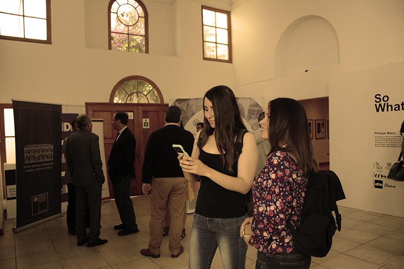 Asistentes a la exposición &quot;So what&quot;