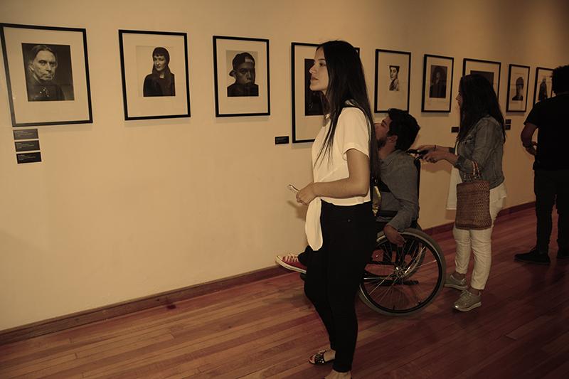Apreciando la exposición &quot;So what&quot; en La Serena