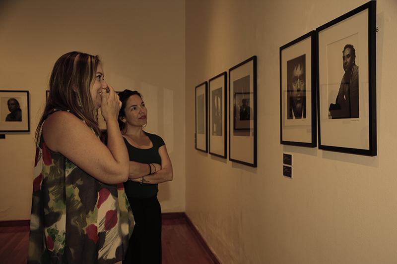 Apreciando las fotografías de la exposición &quot;So what&quot; en La Serena