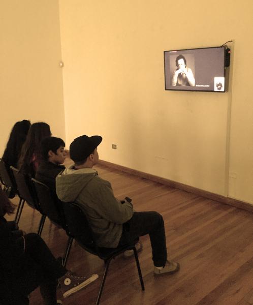 Jóvenes mirando el video de Luis Poirot