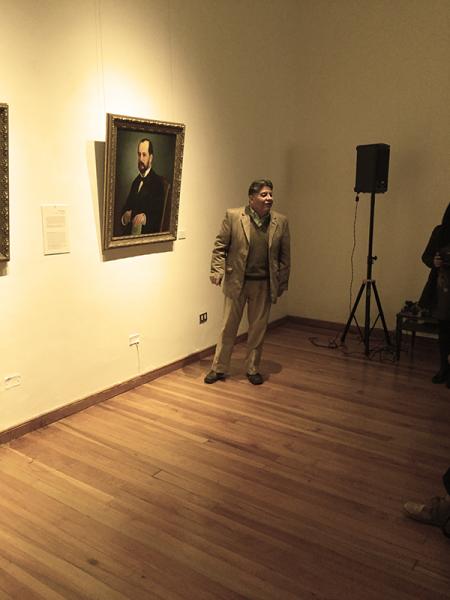Arturo Volantines junto al retrato de Pedro Pablo Muñoz.