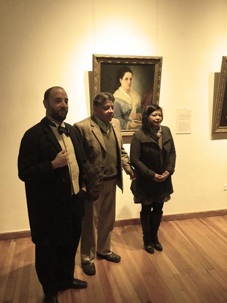 Fotografiándose con la pintura de Pedro Pablo Muñoz.