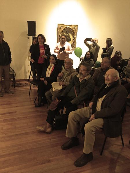 Asistentes apreciando el retrato de Pedro Pablo Muñoz.