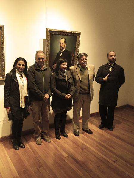 Isabel Correa, Rodrigo Iribarren y Arturo Volantines junto a retrato de Pedro Pablo Muñoz.