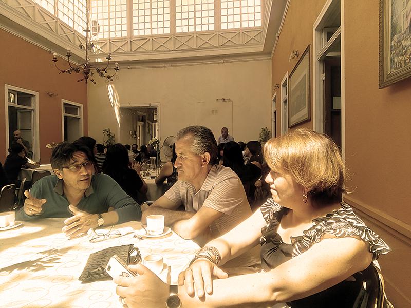 Funcionarios en fraternal jornada de aniversario DIBAM