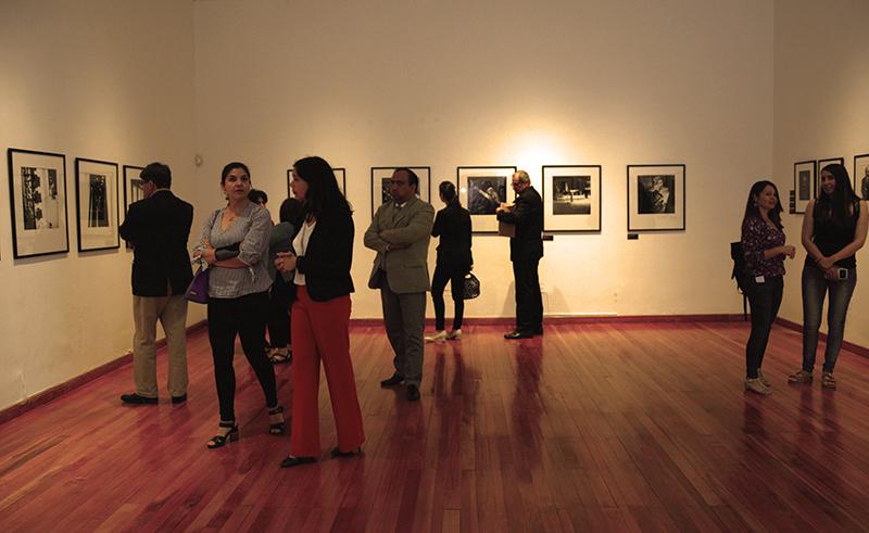 Apreciando las fotografías de la exposición &quot;So what&quot;