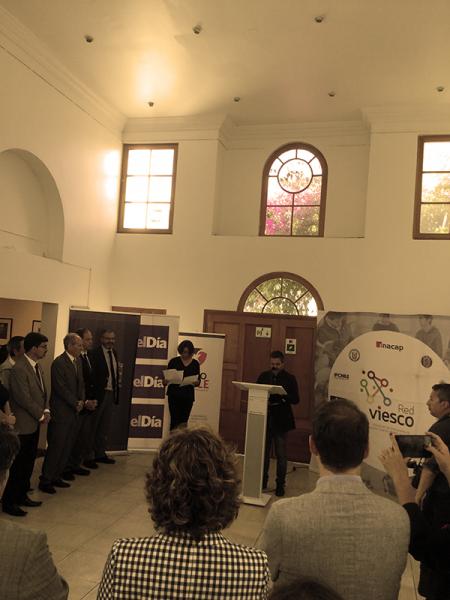 Philippe Blanc discurseando en la inauguración de su exposición en La Serena