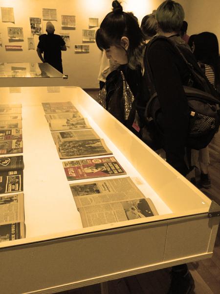 Apreciando el material de prensa de la &quot;Me Ataranta lo que Veo. Imágenes de los Ochenta&quot;.